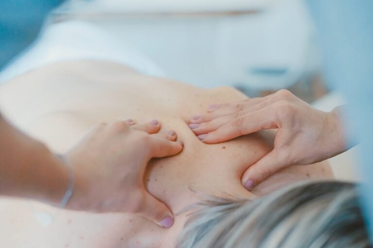 découvrez l'art du self-massage : techniques simples et efficaces pour détendre vos muscles, soulager le stress et améliorer votre bien-être au quotidien. apprenez à prendre soin de vous avec des gestes accessibles à tous.